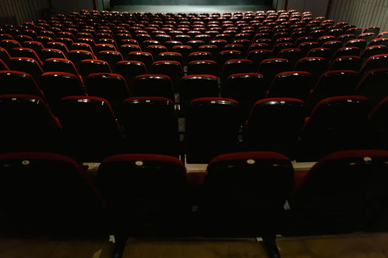Écrans sous contrôle : qui décide vraiment de ce que vous voyez dans les cinémas maghrébins ?