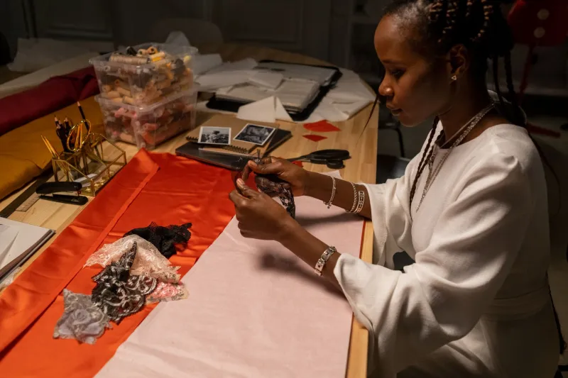 Tissu, couleur, rébellion : quand la mode habille la résistance dans le cinéma maghrébin